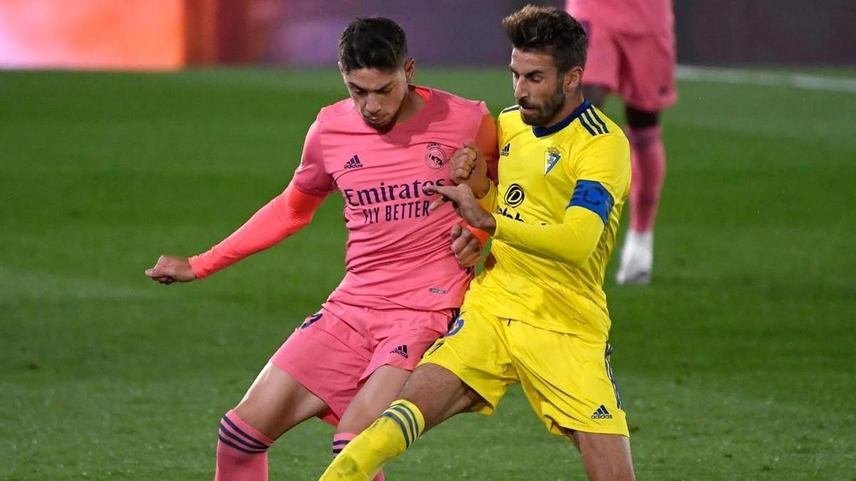 José Mari encima a Fede Valverde durante el Cádiz-Real Madrid