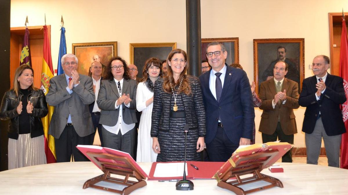 María Senena Corbalán en su toma de posesión como vicerrectora junto a Luján.