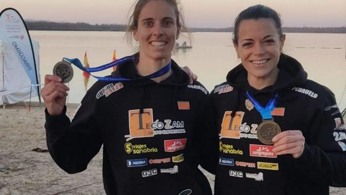 Eva Barrios y Laura Pedruelo (Durius Kayak) posan con sus medallas en una cita anterior. | Cedida