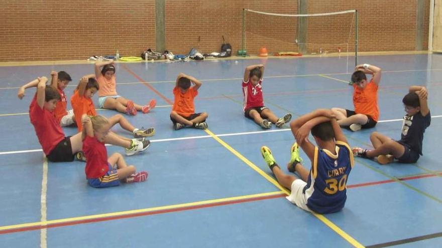 Los pequeños calientan músculo antes de comenzar los entrenamientos.