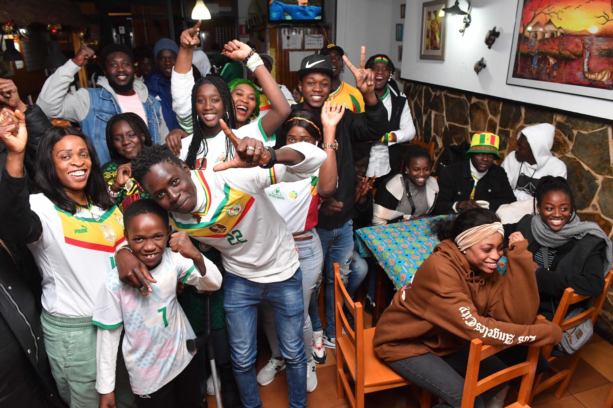 Senegaleses en A Coruña se reúnen en el Agra para ver el partido Senegal-Inglaterra en el Mundial de Qatar