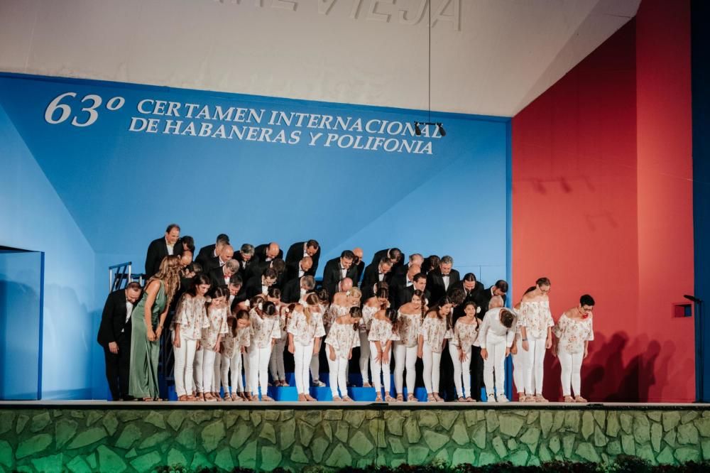 Imagen de la velada de apertura del 63º Certamen Internacional de Habaneras y Polifonía de Torrevieja con la participación del Coro Juvenil de la Escuela Coral Municipal y el Coro Voces Graves de Madr