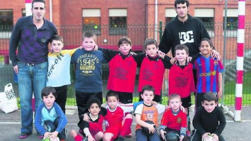 Equipo minibenjamín del colegio Enrique Alonso. / Ricardo Solís