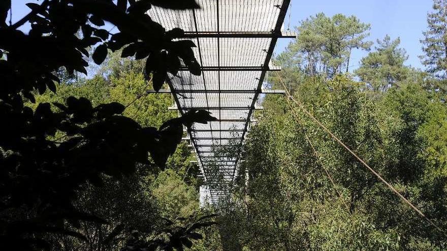 Imagen del particular puente colgante sobre el Ulla en Couso. // Bernabé/Javier Lalín