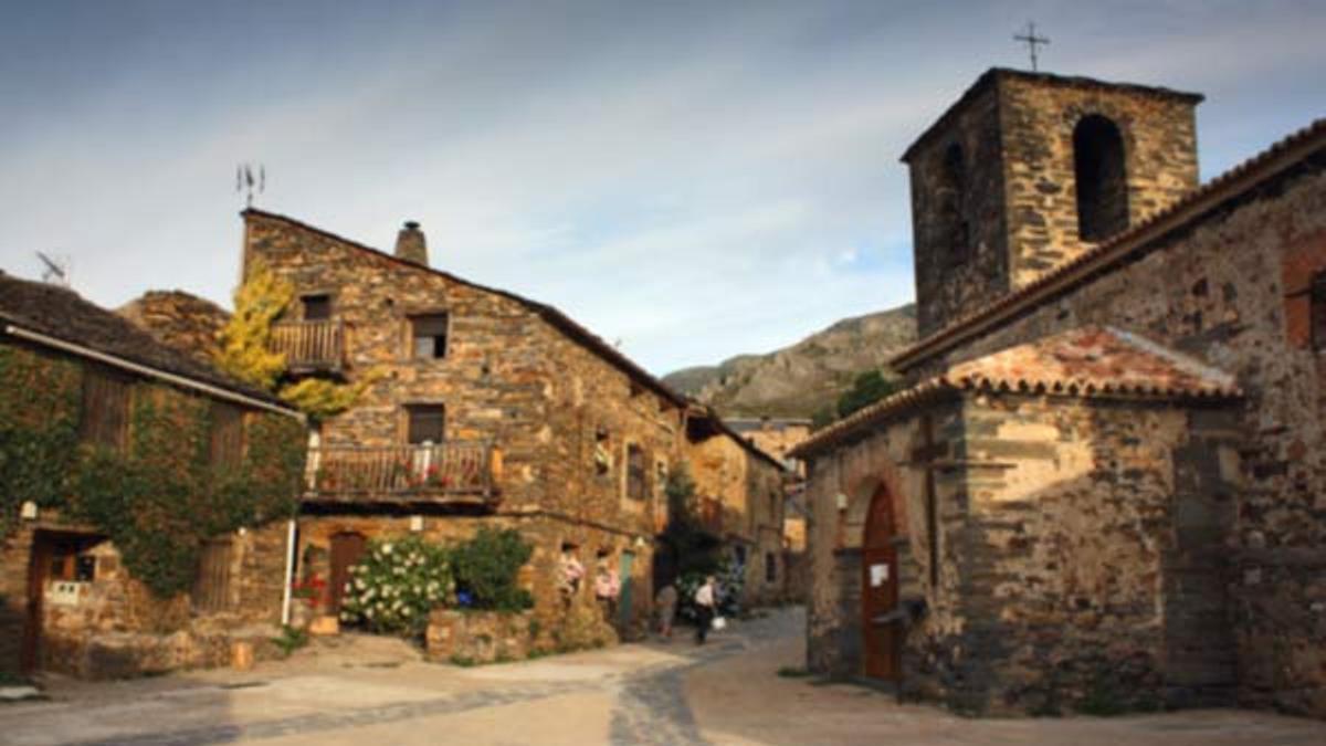La sierra del Ocejón alberga pueblos singulares de arquitectura negra, como Majaelrayo, y dorada, como Valverde de los Arroyos