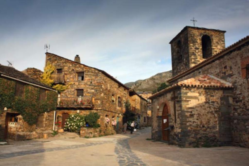 La sierra del Ocejón alberga pueblos singulares de arquitectura negra, como Majaelrayo, y dorada, como Valverde de los Arroyos
