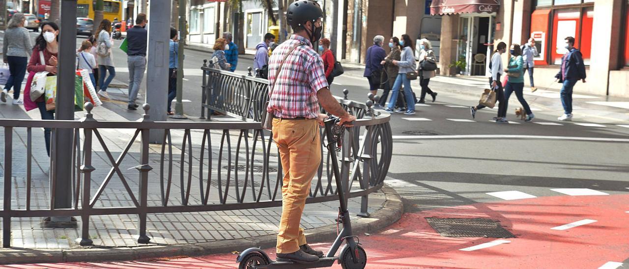 Un ciudadano circula por el carril bici de la calle León y Castillo, en la capital grancanaria, esta semana, con casco, una medida que por el momento no será obligatoria. | | JOSÉ CARLOS GUERRA