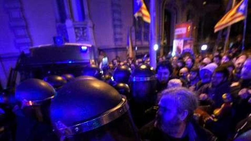 Protestas en el centro de Barcelona contra los nuevos encarcelamientos. // AFP