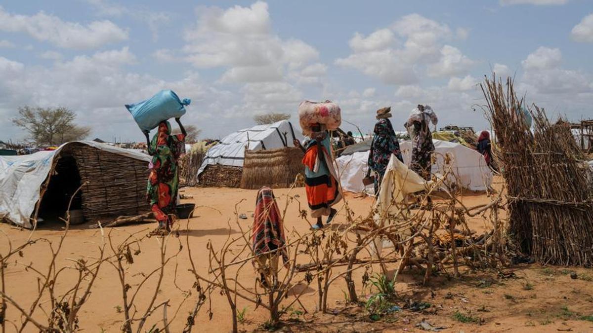 Varias personas desplazadas en la región de Darfur (Sudán).