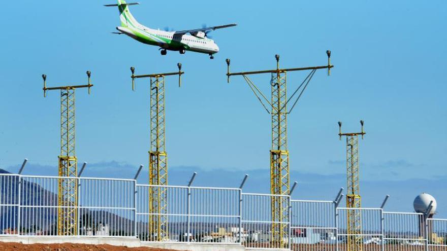 Un avión de Binter, a punto de aterrizar.