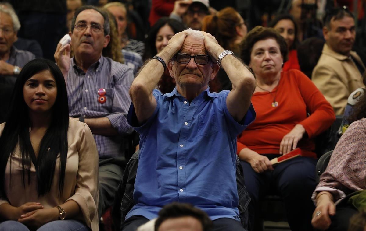 La tristeza visible entre los militantes de Barcelona en Comú, tras conocer la derrota de Ada Colau.