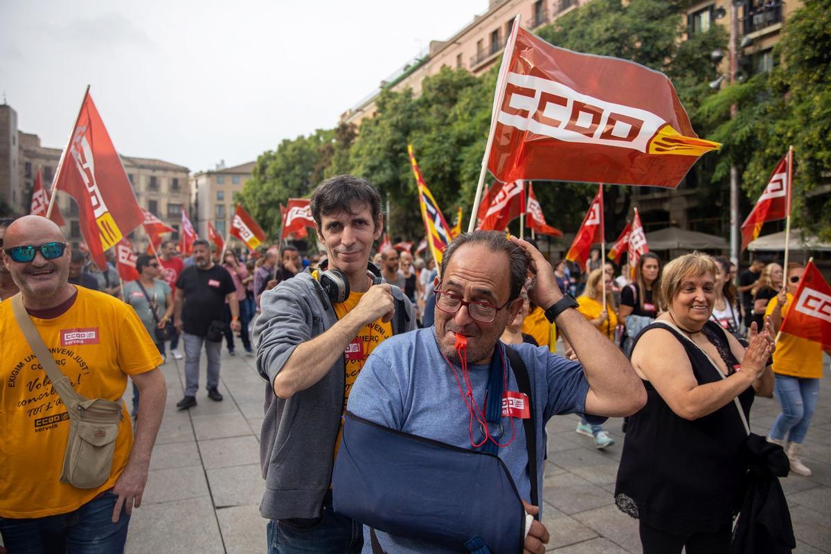 Manifestación de trabajadores del sector servicios para reclamar mejoras salariales y convenios justos, en Barcelona.