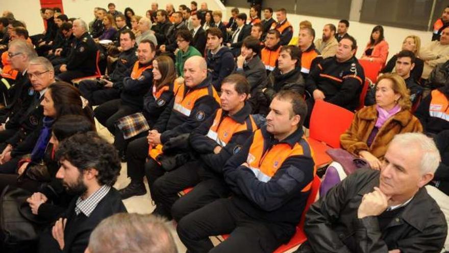 Voluntarios de Protección Civil de toda la provincia acudieron ayer hasta el centro Xaime Illa. // G. Santos