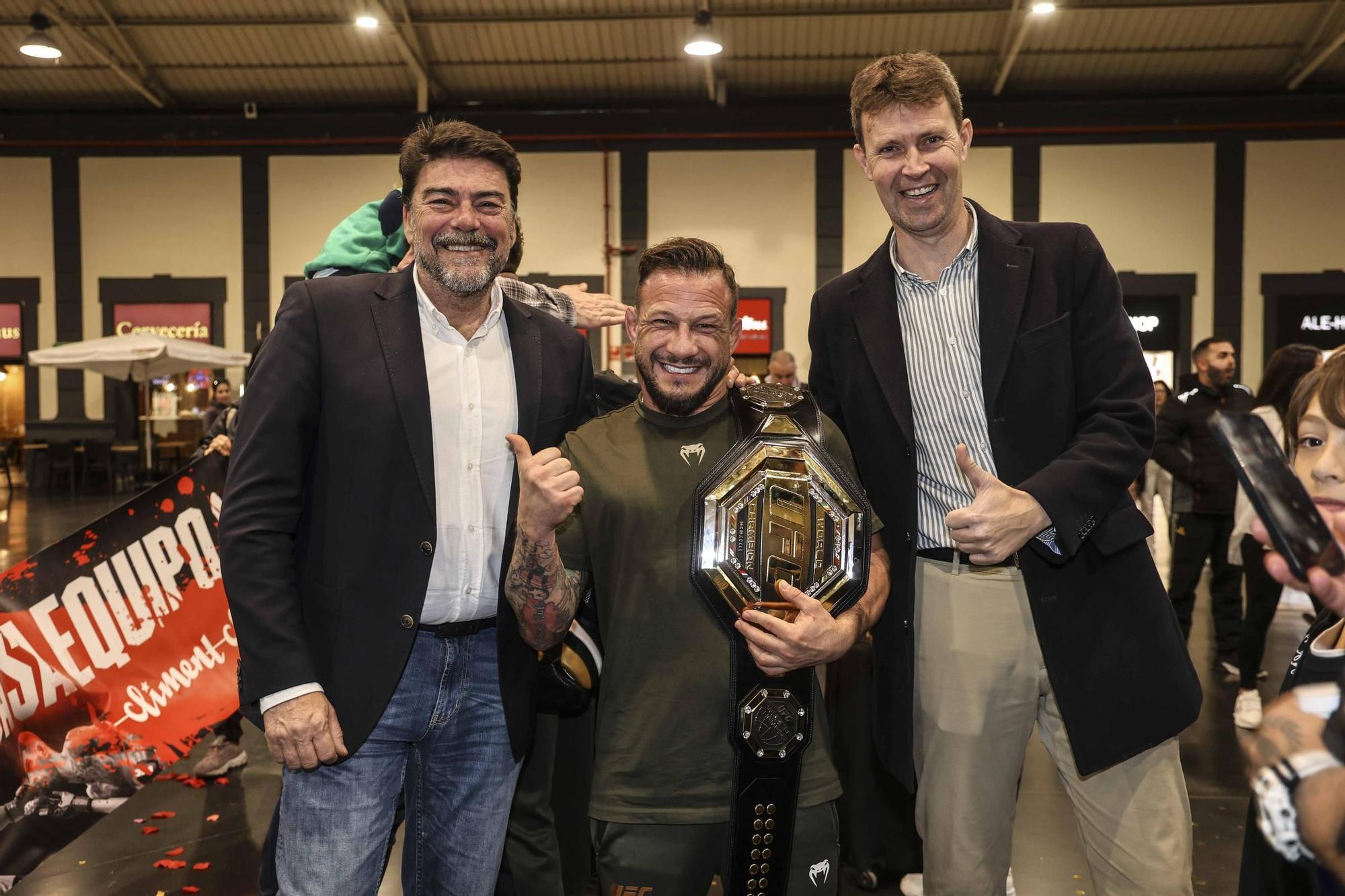 Recibimiento en la estación de tren de Alicante al equipo de Ilia Topuria, campeón de la UFC.