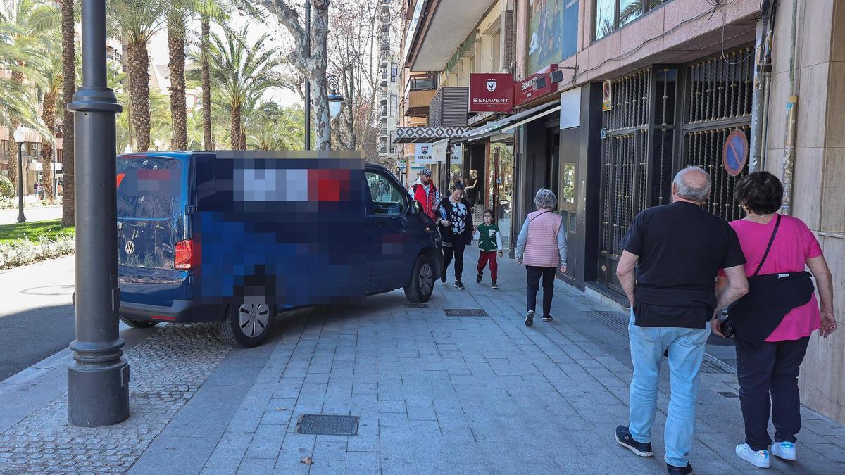 Un vehículo de reparto sobre las aceras del paseo.