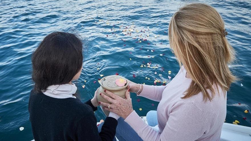 Urnas biodegradables y jardines eternos: Canarias opta cada vez más por depositar las cenizas de sus finados en el mar