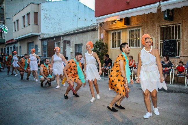Desfile multicolor de las comparsas en Bigastro