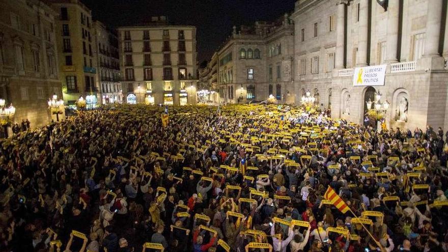 Miles de personas concentradas anoche ante el Ayuntamiento de Barcelona. // Efe