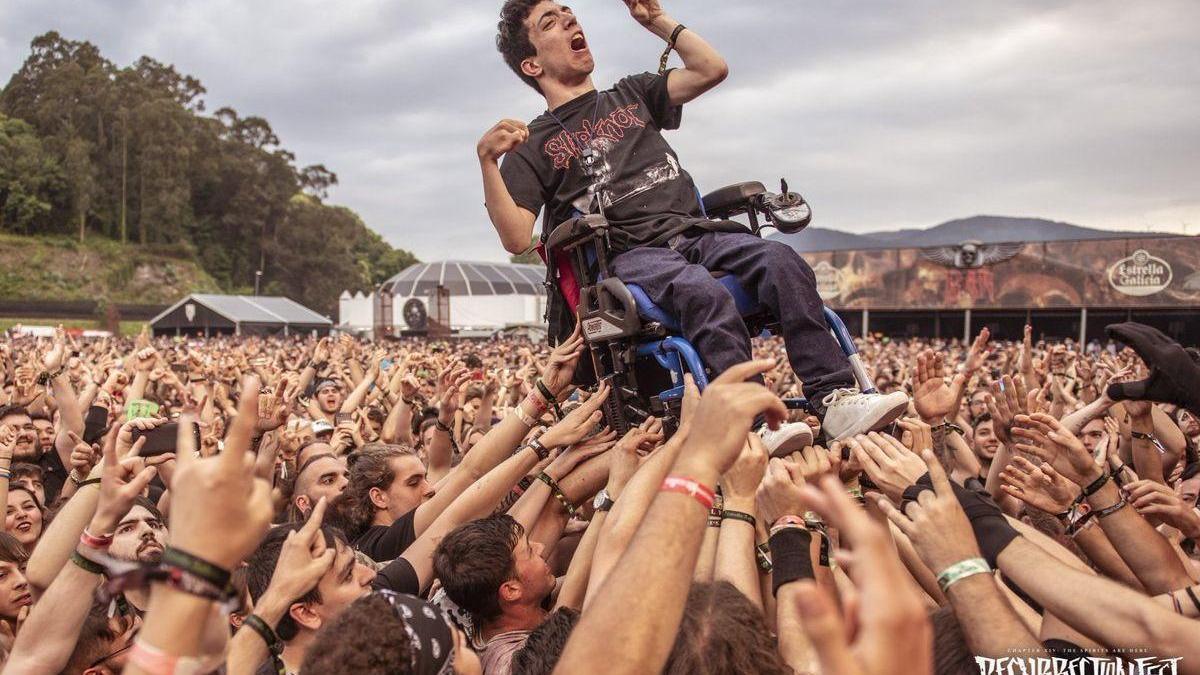 Premiado el joven en silla de ruedas alzado por el público en un concierto