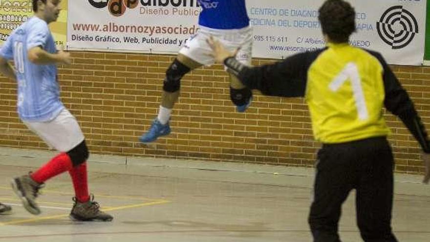 Chaco, del Unión Financiera, disponiéndose a lanzar ayer en el polideportivo de Vallobín.