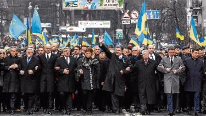 Milers de persones es manifesten a Kíev en una celebració enterbolida