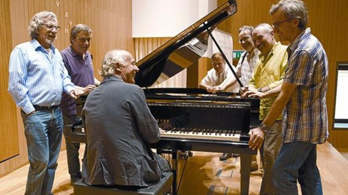 Joan Isaac, al piano, con Francesc Burrull, Enric Colomer, Conrad Setó, Antoni-Olaf Sabater, Lluís Vidal y Xavier Ibáñez.