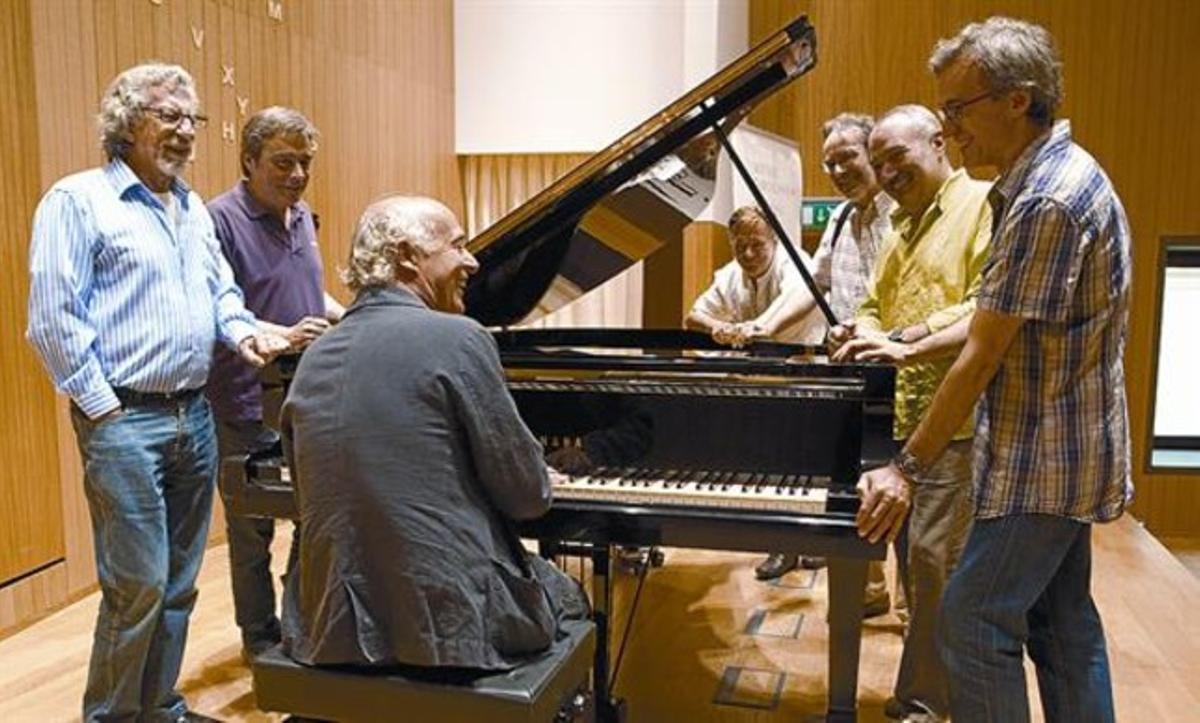 Joan Isaac, al piano, amb Francesc Burrull, Enric Colomer, Conrad Setó, Antoni-Olaf Sabater, Lluís Vidal i Xavier Ibáñez. Joan Isaac, al piano, amb Francesc Burrull, Enric Colomer, Conrad Setó, Antoni-Olaf Sabater, Lluís Vidal i Xavier Ibáñez.