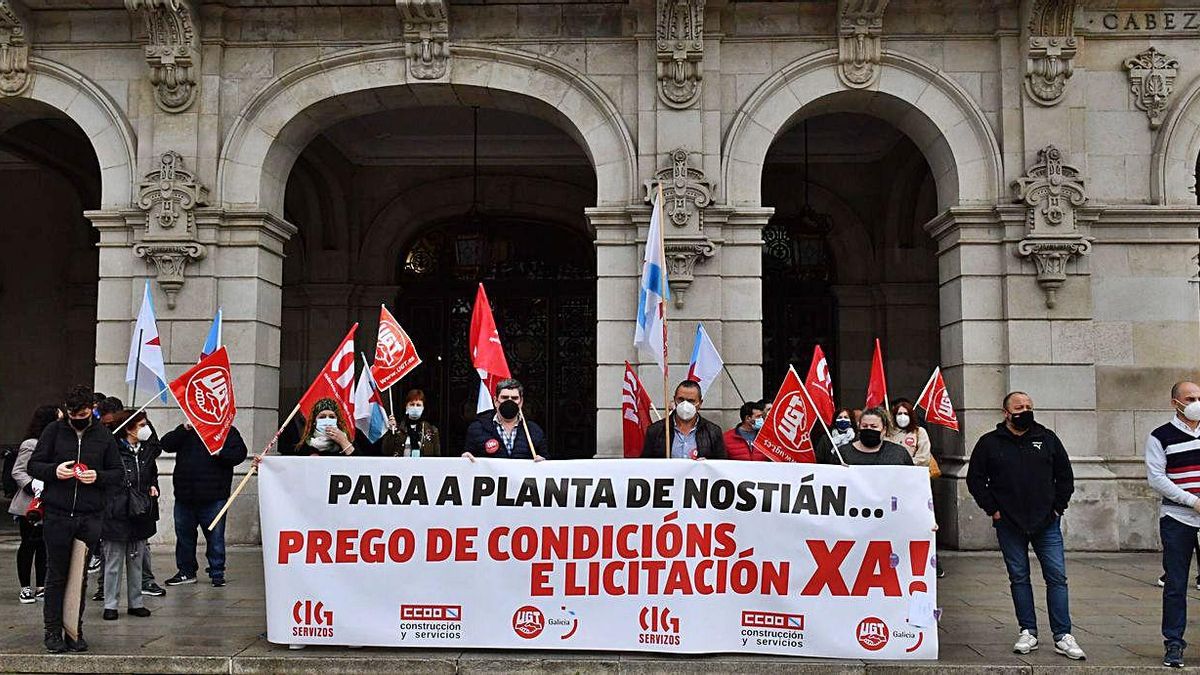 Trabajadores de la planta de Nostián, ayer, en María Pita.   | // VÍCTOR ECHAVE