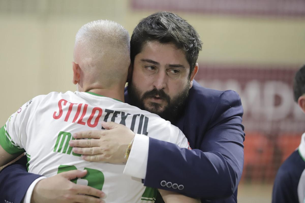 Josan González, entrenador del Córdoba Futsal, abraza aliviado a Miguelín.