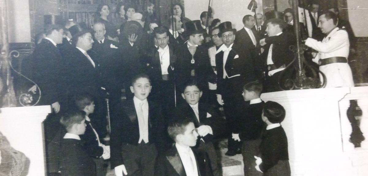 Sábado Santo, 1958. Momentos antes del pasacalle del Caballero Cubierto. Colección A.L.Galiano.