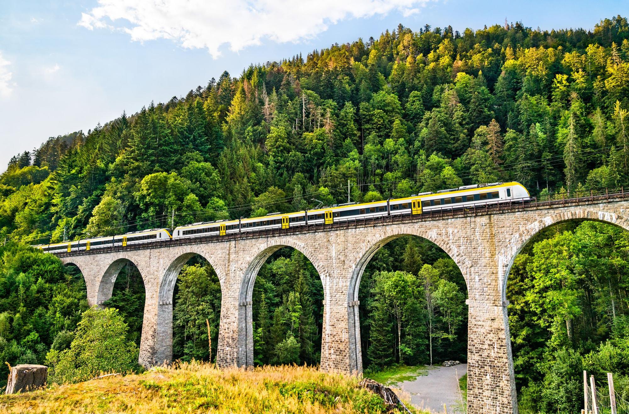 El viaducto por el que pasa uno de los viajes en tren más bonitos de Europa