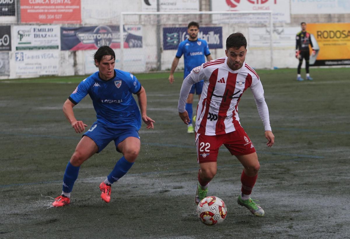Ube en una jugada del encuentro entre el Alondras y el Atlético Arteixo.