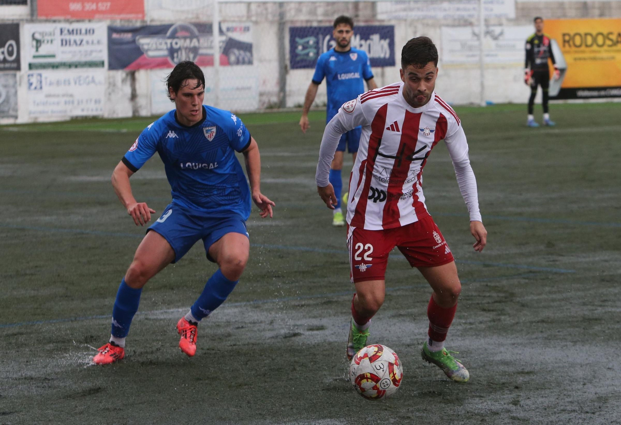 Ube en una jugada del encuentro entre el Alondras y el Atlético Arteixo.
