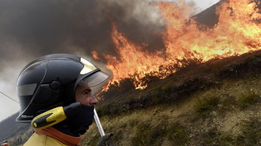 Imagen de archivo de un bombero ante un fuego. // I.C.