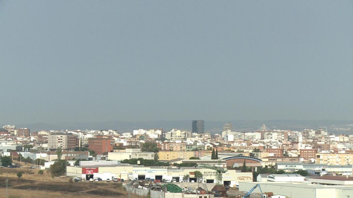 El humo y el olor a quemado de los incendios de Portugal llegan a Badajoz