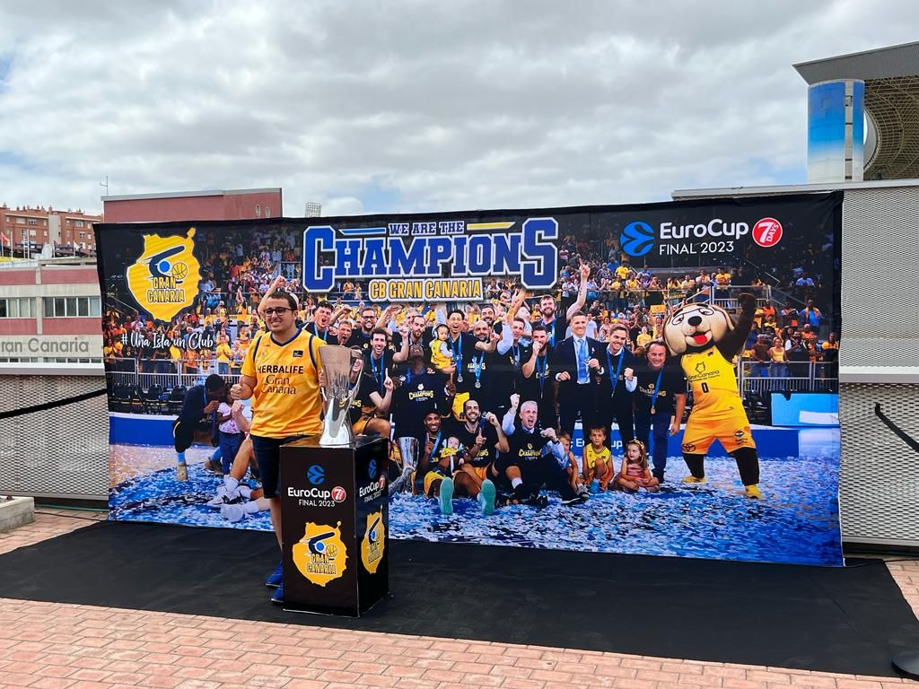 La afición del Gran Canaria hace cola para fotografiarse con la Copa de Europa