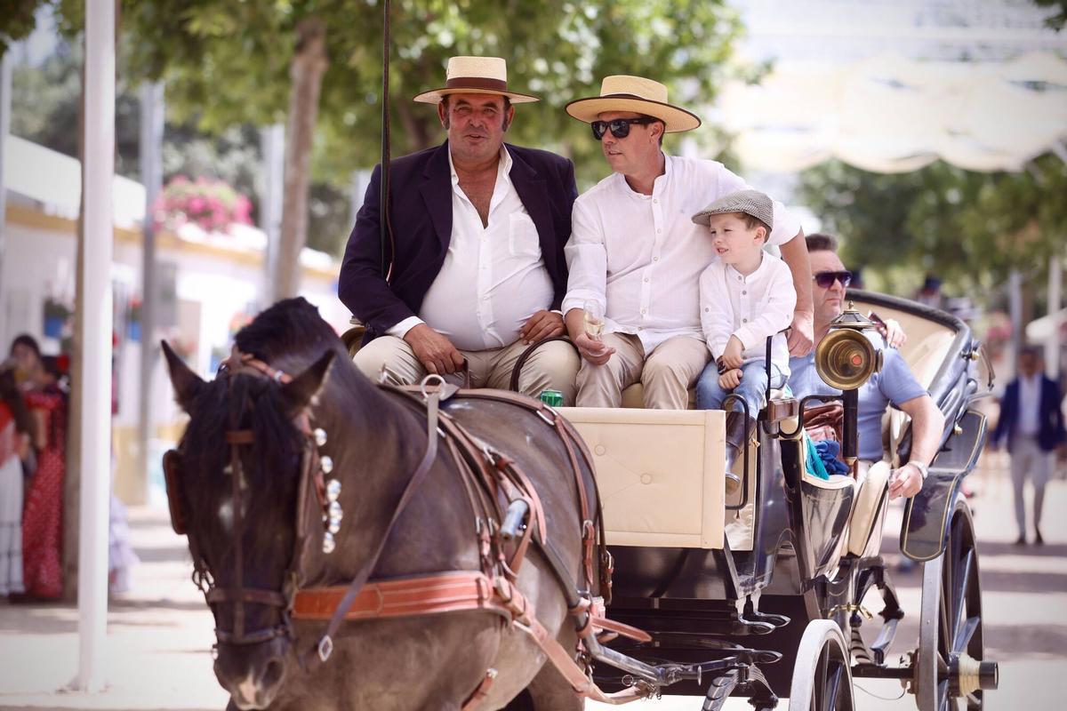 Cordobeses y turistas disfrutan en El Arenal de la primera jornada de día de la fiesta