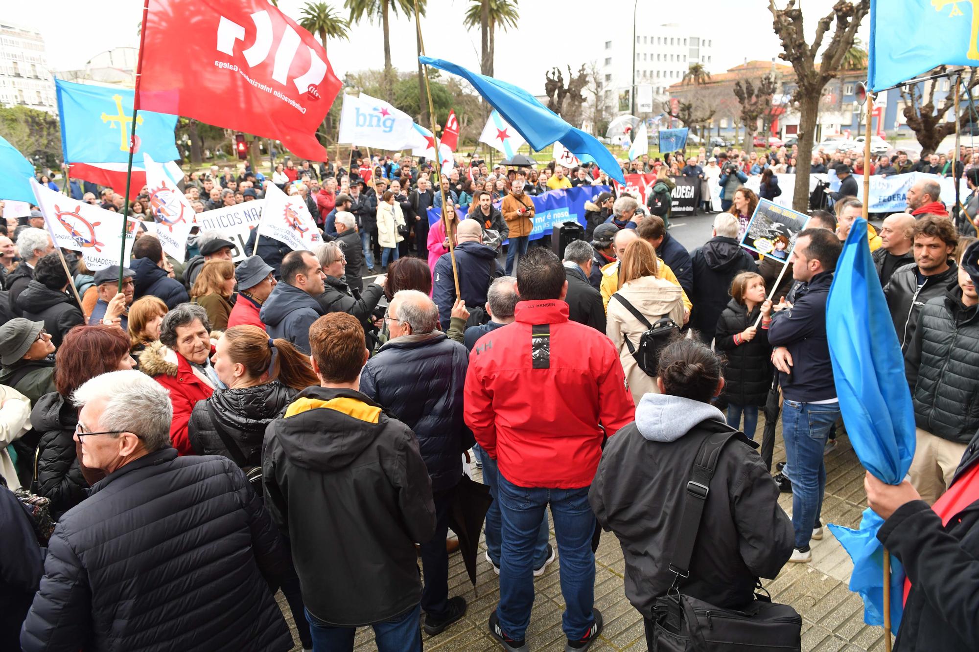 Concentración en la Delegación del Gobierno de la Cofradía de Pescadores en defensa de la pesca y los ecosistemas marinos