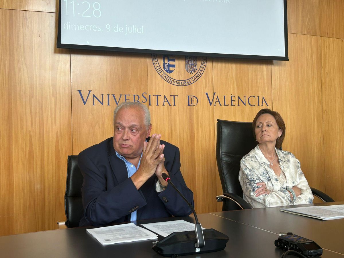 El catedrático Santiago Mas-Coma y la rectora de la UV, Mavi Mestre, durante la presentación del estudio