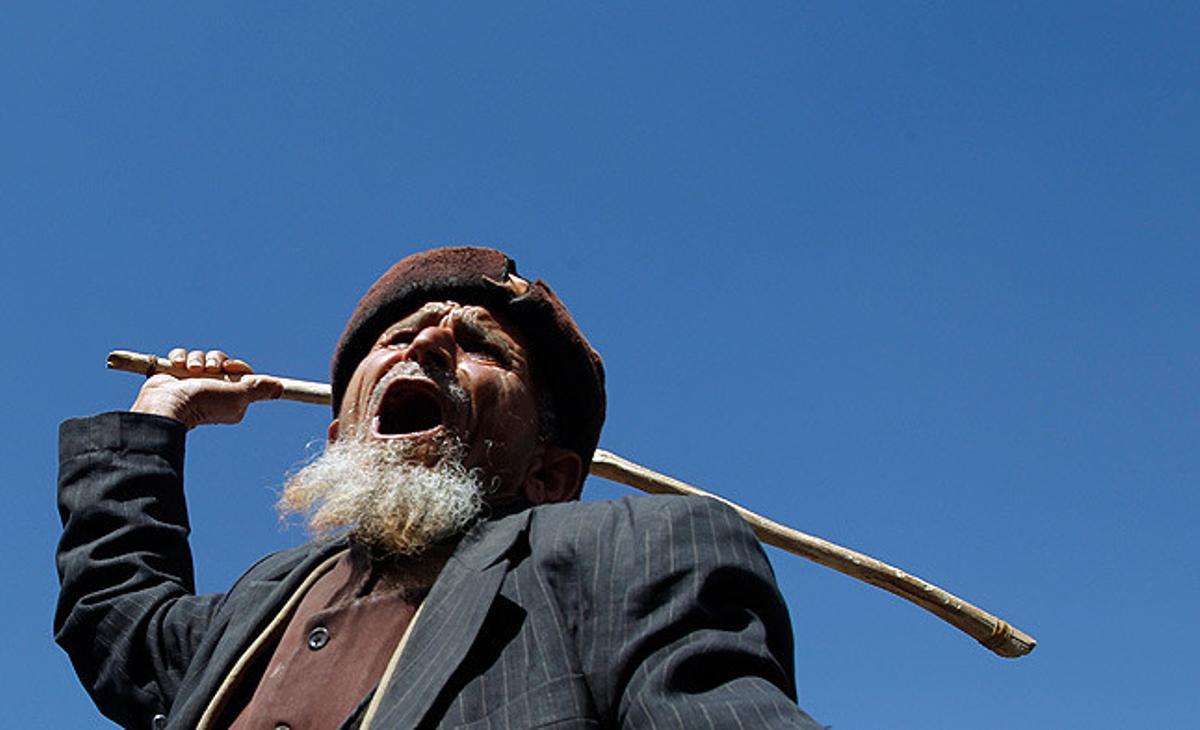 Un home crida durant una protesta a la Universitat de Sanà, al Iemen. Un home crida durant una protesta a la Universitat de Sanà, al Iemen.