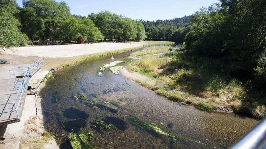 Una vista de la playa fluvial de Río Ulla, cuya gestión pretende asumir el Concello. // Bernabé / Cris M.V.