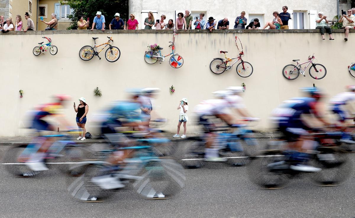 Dax (France), 04/07/2023.- The peloton in action shortly after the start of the 4th stage of the Tour de France 2023, a 181,8km race from Dax to Nogaro, France, 04 July 2023. (Ciclismo, Francia) EFE/EPA/MARTIN DIVISEK