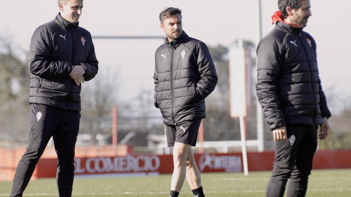 Rubén Albés, en Mareo, entre Javier Antuña y Pablo Gómez.