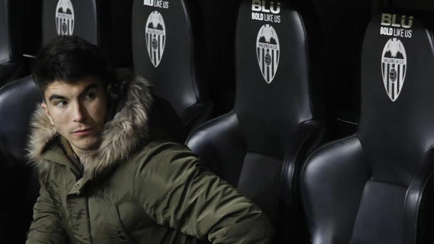 Carlos Soler, ya sin muletas, en Mestalla en el partido de Copa ante Las Palmas.