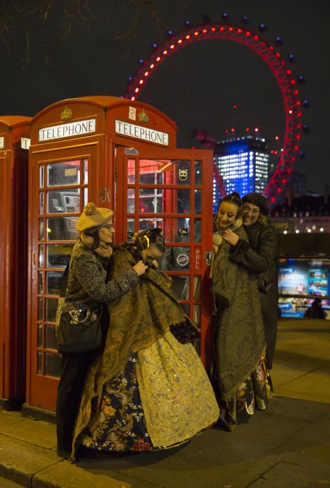 ¡Que frío hace en Londres! (Era algo que esperábamos). Hacer las fotos de exteriores, y al anochecer, tendrá su historia. Montse Catalá e Inma Guerrero cuidan de Rocío y Daniela, bien resguardadas...