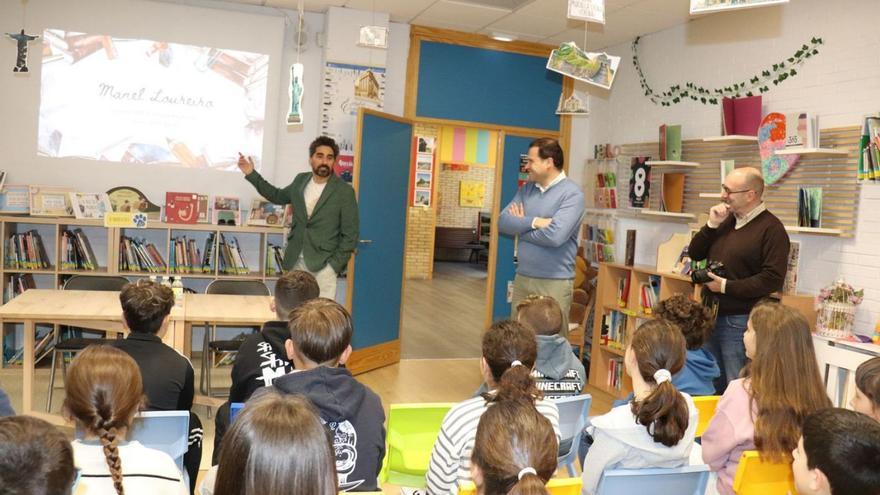 O escritor Manel Loureiro visita aos nenos do colexio de Tenorio | FDV
