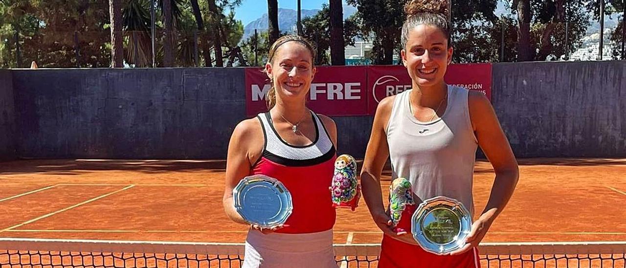 Ángela Fita, a la derecha, con Ivonne Cavallé tras ganar ambas el torneo WTA de Marbella. | LEVANTE-EMV