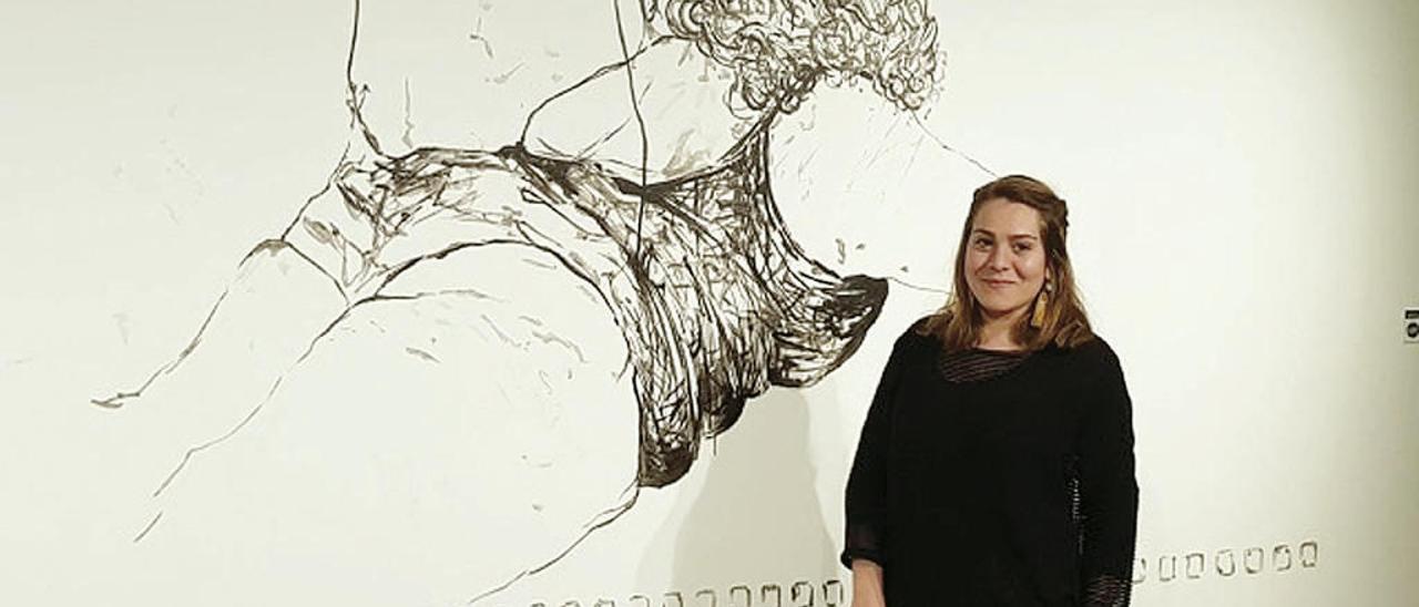 La artista Carlota de Leal posa junto al mural premiado titulado &quot;Avoa Elena&quot;.