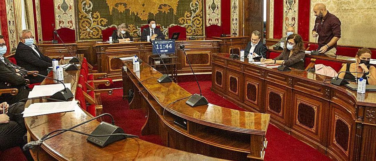 Sillones vacíos en la primera y segunda fila que estaban reservadospara los ediles del PP. |