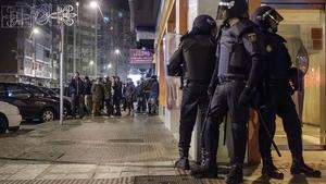 Miembros del Cuerpo Nacional de Policía en los disturbios que han provocado cientos de personas participantes en una protesta vecinal en el barrio de Gamonal, en Burgos.